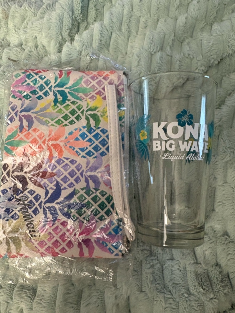 NEW-KONA Hawaii vacation
Big wave liquid aloha with Hawaiian pineapple wristlet